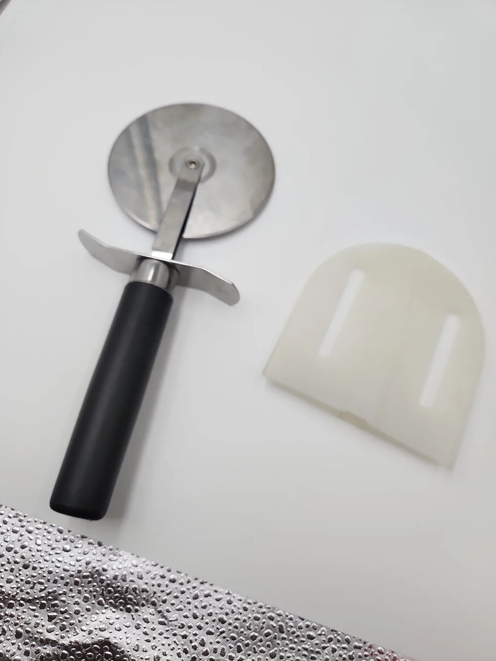 The Pampered Chef #1301 Pizza Roller Wheel Cutter With Protective Cover